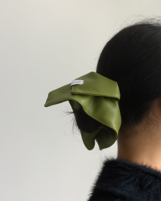 BLOOM SCRUNCHIE in Coffee Leaf
