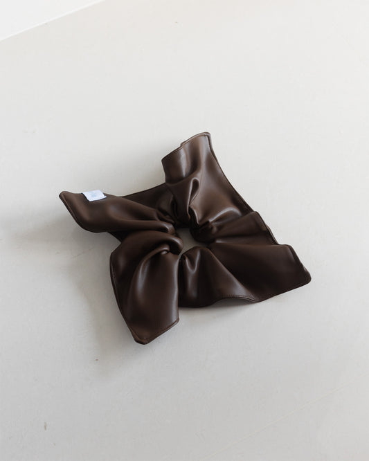 BLOOM SCRUNCHIE in Coffee Bean