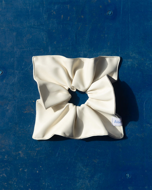 BLOOM SCRUNCHIE in Coffee Seed