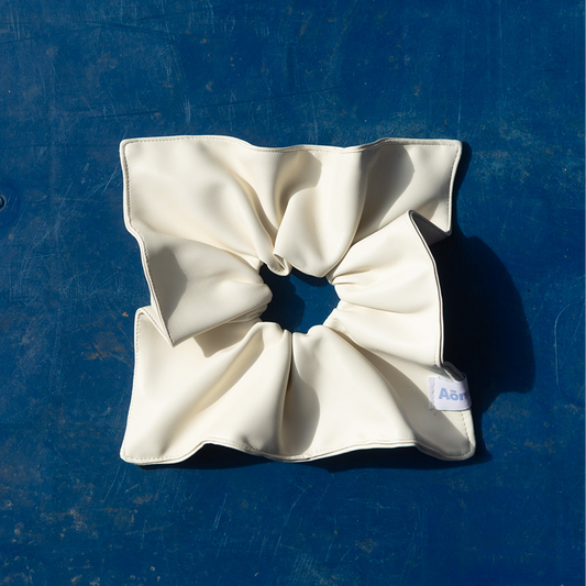 BLOOM SCRUNCHIE in Coffee Seed